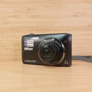 Nikon Coolpix S3500 Digital Camera / 20.1MP / 7x Optical Zoom / Black / Tested